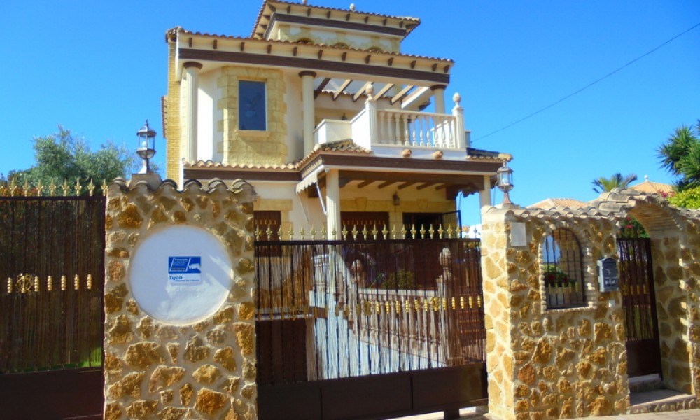 Villa De Lujo en Los Balcones Torrevieja con piscina privada